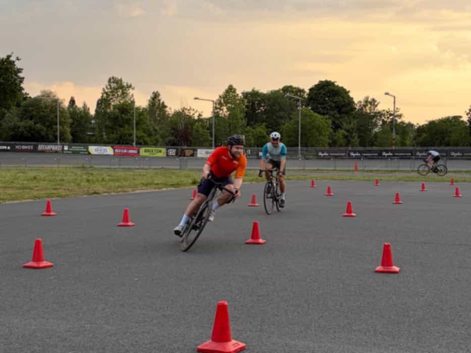 We’ve been arranging and hosting some skills session at @hernehillvelodrome to help improve rider skill and confidence. The sessions are fantastic for everyone, learning about how to better control the bike. Being able to provide session like these to our members is how we give back and keep reinvesting in our wonderful community.
If it’s something you’d like to be part of, just reach out!
#auster #austercc #austercyclingclub #southlondoncycling #joinourclub